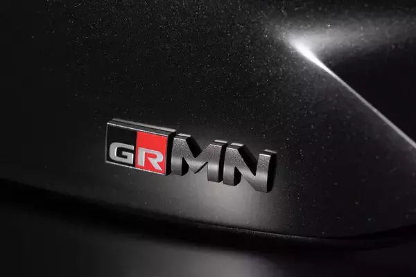 「S耐とニュルで鍛えた史上最強 GRMNカローラ 世界初公開」の画像