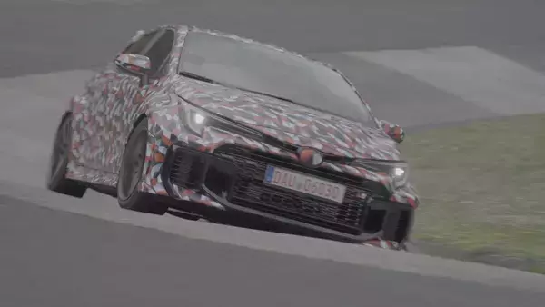 「S耐とニュルで鍛えた史上最強 GRMNカローラ 世界初公開」の画像