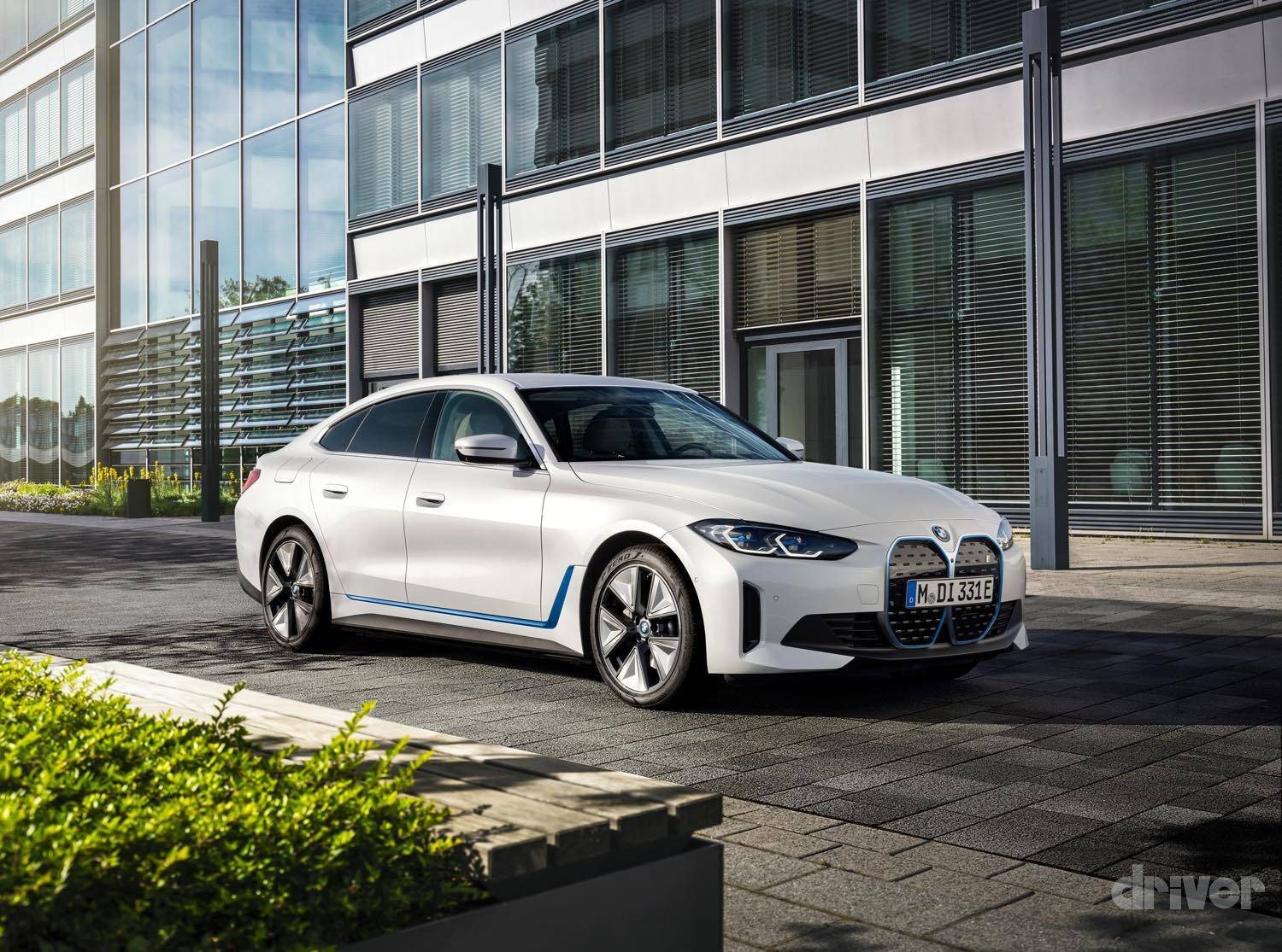 【航続距離590km】BMW第4のBEV、i4が登場。待望のMモデルBEVも！