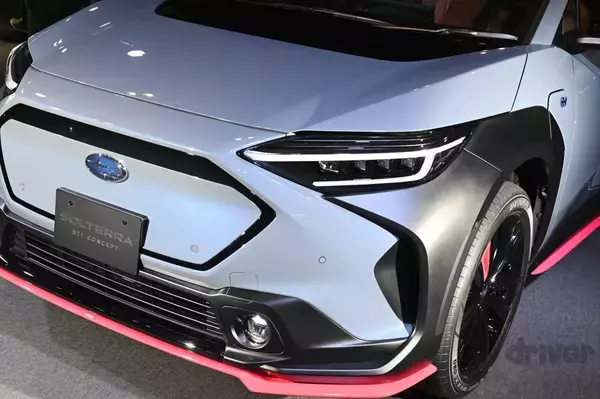 チェリーレッドがそそられる「ソルテラ STI コンセプト」。STIはBEVのソルテラをどう料理する？｜東京オートサロン2022｜