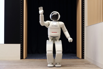 バイバイASIMO…。“ランドセル”を背負ったホンダの人間型ロボットがついに“卒業”。その功績を歴代モデルで振り返る