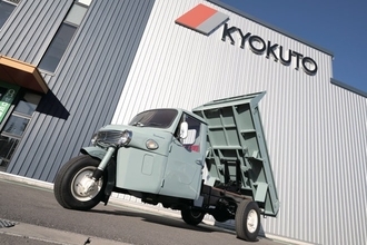 【オールド・タイマー 209号［2026年8月号］】 極東開発工業70周年 オート三輪再生の軌跡 DAIHATSU CO10D 〈1964〉 荷台の板金作業編