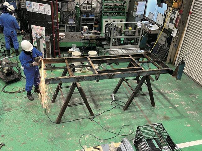 【オールド・タイマー 209号［2026年8月号］】 極東開発工業70周年 オート三輪再生の軌跡 DAIHATSU CO10D 〈1964〉 荷台の板金作業編