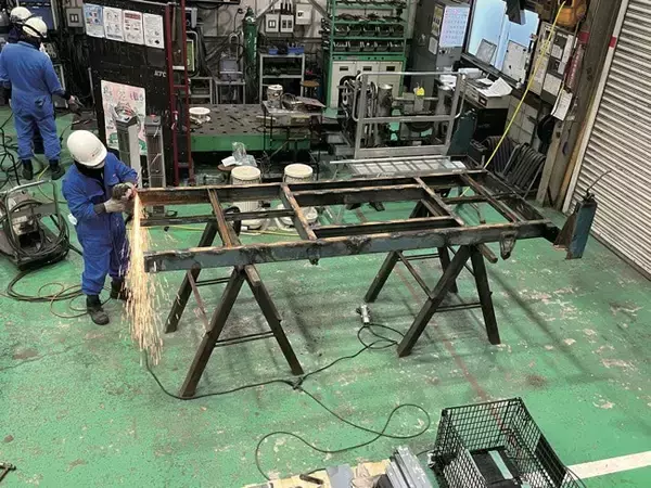 「【オールド・タイマー 209号［2026年8月号］】 極東開発工業70周年 オート三輪再生の軌跡 DAIHATSU CO10D 〈1964〉 荷台の板金作業編」の画像