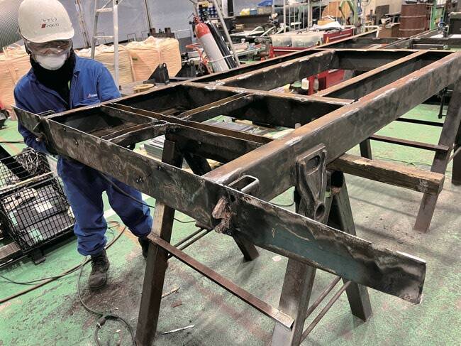【オールド・タイマー 209号［2026年8月号］】 極東開発工業70周年 オート三輪再生の軌跡 DAIHATSU CO10D 〈1964〉 荷台の板金作業編