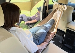 車中泊や行楽で使える！　快適な仮眠をサポートするクルマ用ハンモックが発売｜カーメイト シャーミング（車眠具）シリーズ｜