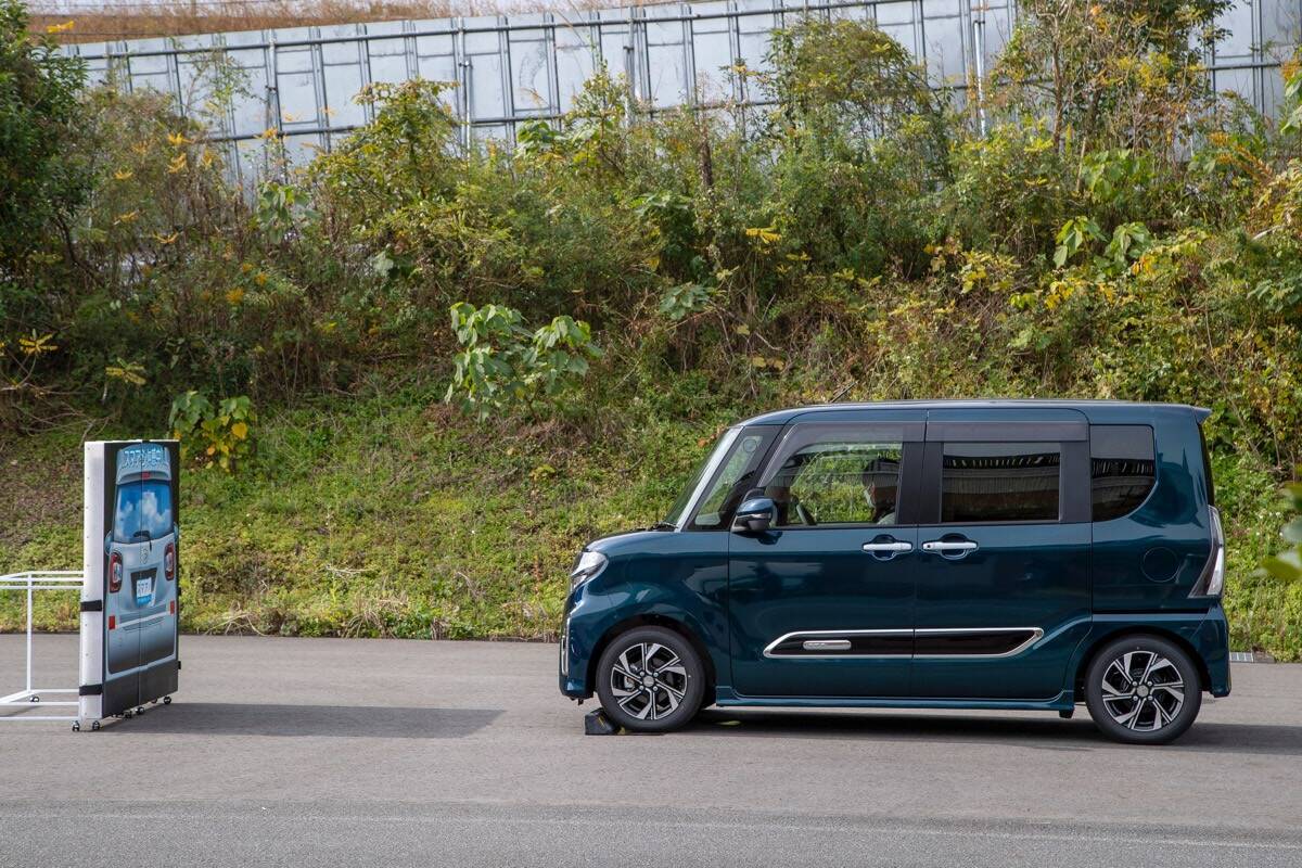 シリーズ・軽自動車ってホントに安全？　クルマ初心者と藤トモが体感…イマドキ軽の最新安全装備①［衝突事故を未然に防ぐ機能編］