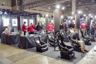 激熱の「ブリッド」ブース！最新シートはスピーカー内蔵!?　豪華ゲストのトークショーも｜東京オートサロン2026｜