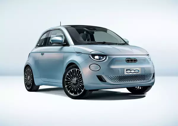 ウワサのフィアット最新EV「500e」は、なぜサブスクかリースのみ？　いくらで乗れるのか