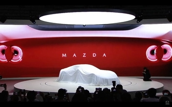 マツダ、2ロータリーEVシステム搭載のコンパクトスポーツ「アイコニックSP」を初披露！【ジャパンモビリティショー2023】
