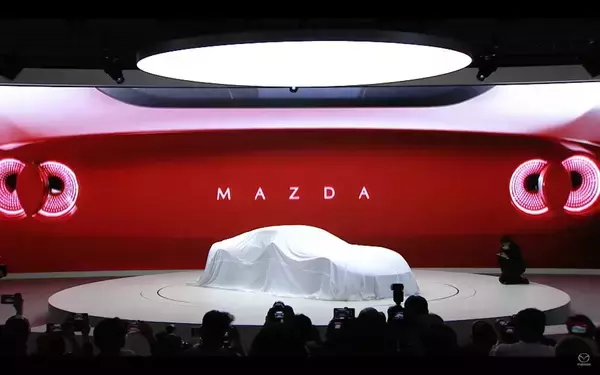 マツダ、2ロータリーEVシステム搭載のコンパクトスポーツ「アイコニックSP」を初披露！【ジャパンモビリティショー2023】