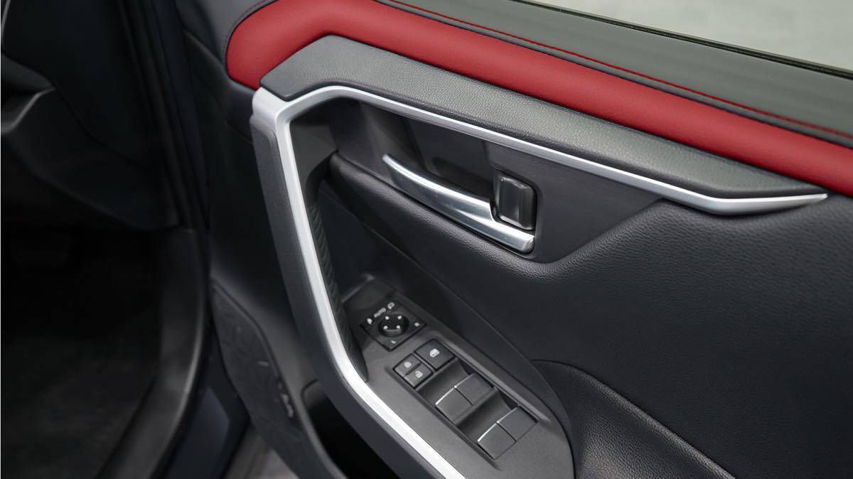 キング・オブ・ポップなSUVかよ！　スリラーレッドが刺激的な “MJスタイル” を20台限定発売【ミツオカ バディ】