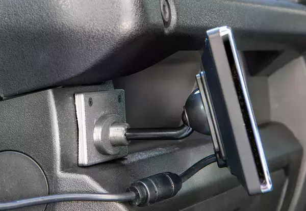 【ジムニー専用設計！】データシステムの後付けモニター用スタンド SSM-ST03が発売