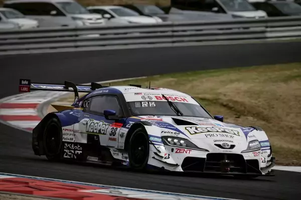 「【スーパーGT】王者No.36 au TOM’S GR Supra（坪井翔／山下健太）がGT500クラス4連覇に向けて1勝目獲得。GT300はNo.777 D’station Vantage GT3（藤井誠暢／チャーリー・ファグ）がポールtoウィン」の画像