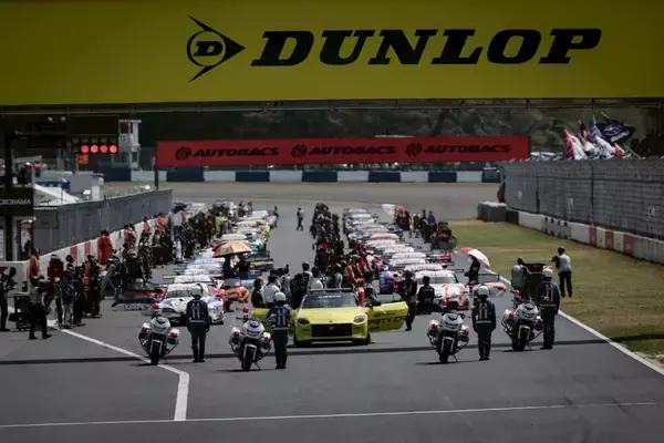 「【スーパーGT】王者No.36 au TOM’S GR Supra（坪井翔／山下健太）がGT500クラス4連覇に向けて1勝目獲得。GT300はNo.777 D’station Vantage GT3（藤井誠暢／チャーリー・ファグ）がポールtoウィン」の画像