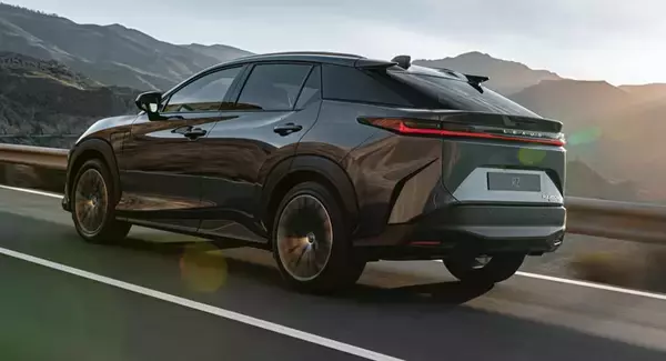 【速報】レクサス、新型「RZ」を世界初公開！　新たなるバッテリーEV専用モデル