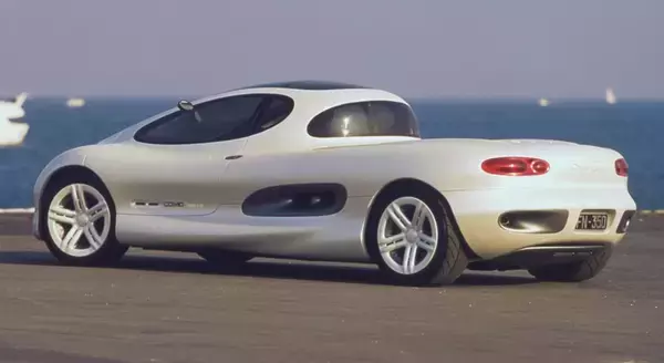 日産キャラバンのOEM車、いすゞ「コモ」の大本を辿ると、F1エンジン搭載のショーモデル存在が！