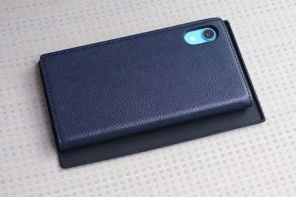 「地味に便利なダッシュボード用滑り止めシートをガチンコ比較で格付け！」の画像