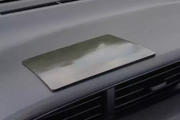 「地味に便利なダッシュボード用滑り止めシートをガチンコ比較で格付け！」の画像