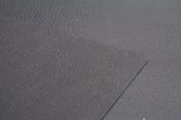 「地味に便利なダッシュボード用滑り止めシートをガチンコ比較で格付け！」の画像