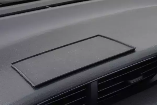 「地味に便利なダッシュボード用滑り止めシートをガチンコ比較で格付け！」の画像