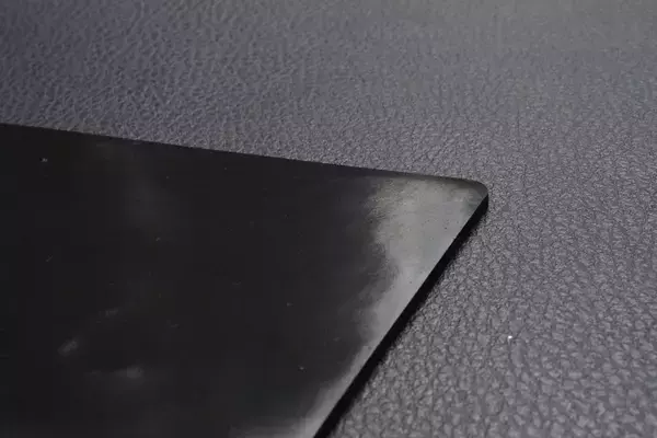 「地味に便利なダッシュボード用滑り止めシートをガチンコ比較で格付け！」の画像