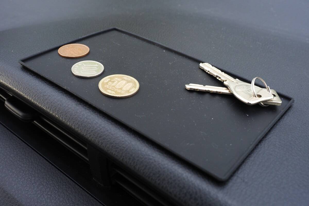 地味に便利なダッシュボード用滑り止めシートをガチンコ比較で格付け！