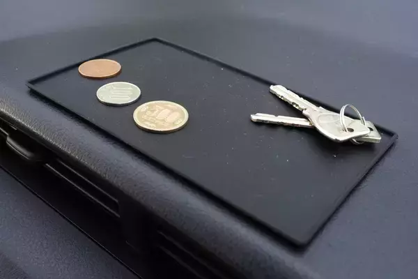 「地味に便利なダッシュボード用滑り止めシートをガチンコ比較で格付け！」の画像