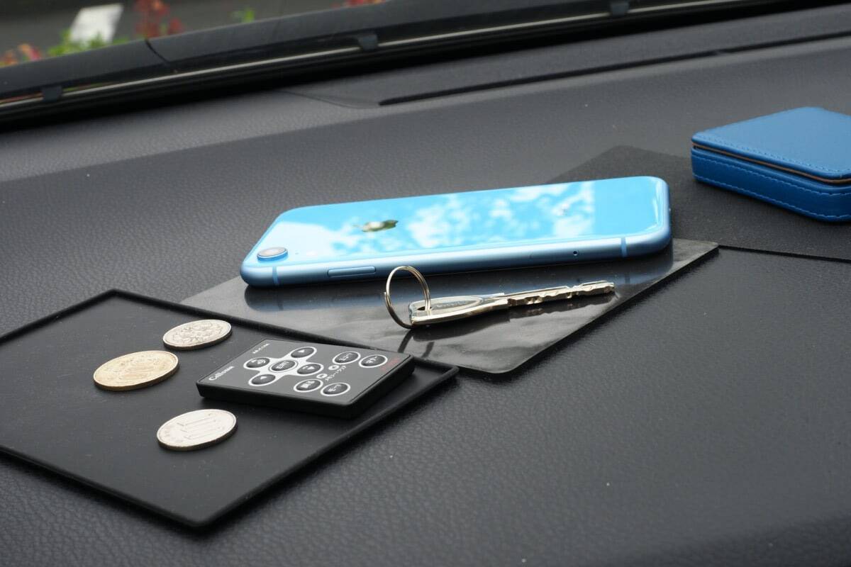 地味に便利なダッシュボード用滑り止めシートをガチンコ比較で格付け！