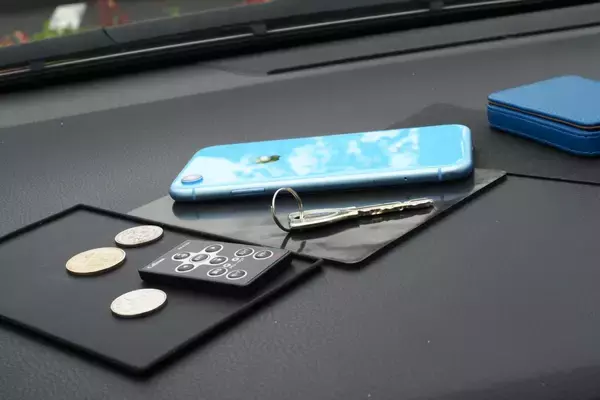 「地味に便利なダッシュボード用滑り止めシートをガチンコ比較で格付け！」の画像