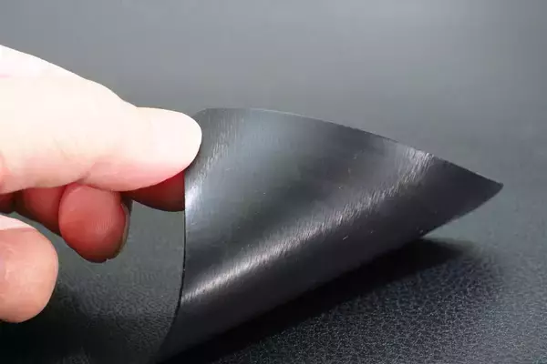 「地味に便利なダッシュボード用滑り止めシートをガチンコ比較で格付け！」の画像