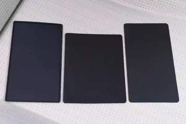 「地味に便利なダッシュボード用滑り止めシートをガチンコ比較で格付け！」の画像