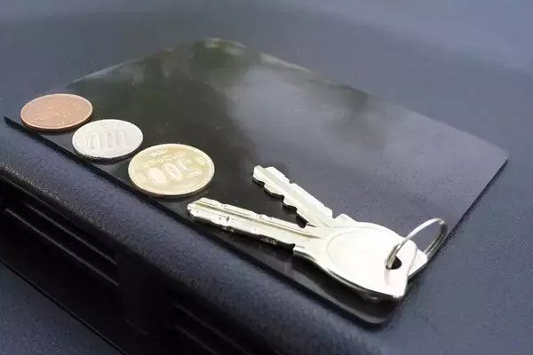 「地味に便利なダッシュボード用滑り止めシートをガチンコ比較で格付け！」の画像