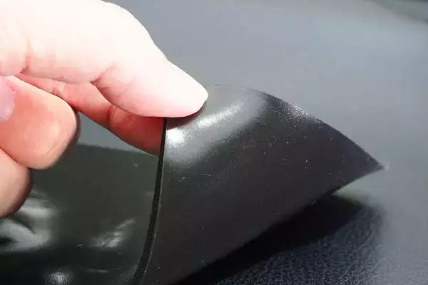 「地味に便利なダッシュボード用滑り止めシートをガチンコ比較で格付け！」の画像