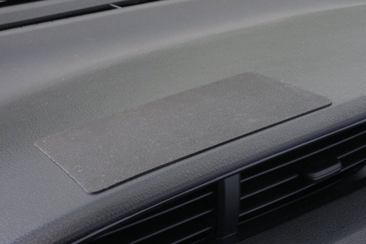 地味に便利なダッシュボード用滑り止めシートをガチンコ比較で格付け！