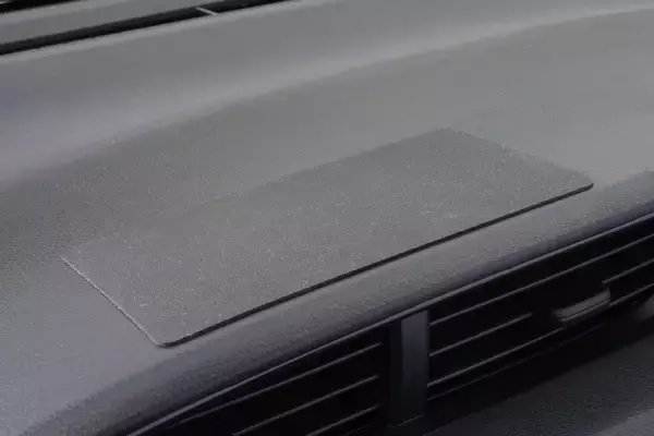 「地味に便利なダッシュボード用滑り止めシートをガチンコ比較で格付け！」の画像