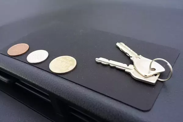 「地味に便利なダッシュボード用滑り止めシートをガチンコ比較で格付け！」の画像