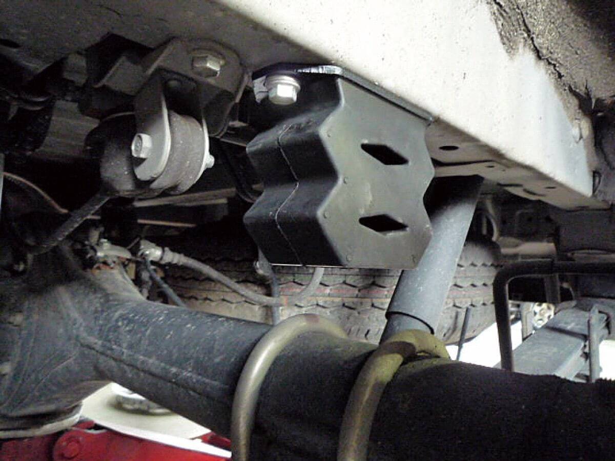 ハイエースの積載性と乗り心地をアップさせるショウワガレージの2アイテム｜A-Xルーフラック／大容量ソフトバンプラバー｜