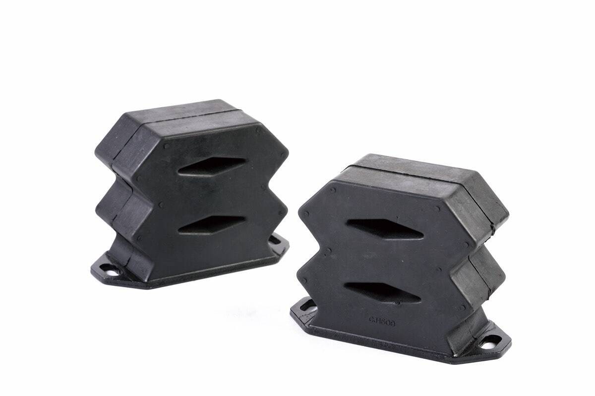 ハイエースの積載性と乗り心地をアップさせるショウワガレージの2アイテム｜A-Xルーフラック／大容量ソフトバンプラバー｜