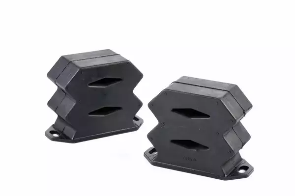 「ハイエースの積載性と乗り心地をアップさせるショウワガレージの2アイテム｜A-Xルーフラック／大容量ソフトバンプラバー｜」の画像