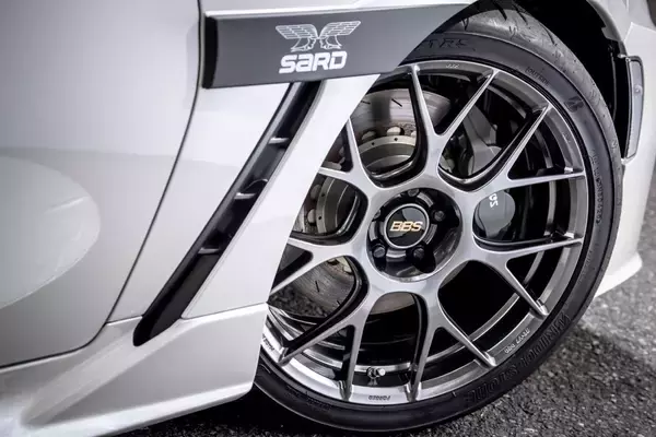 「BBS×SARD「GR86」が魅せる！カスタム車との超絶マッチング」の画像