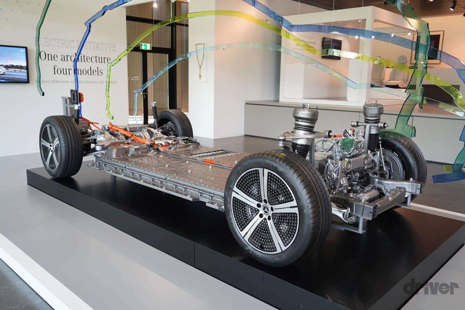 【航続距離780km！】メルセデス・ベンツの最高峰EV「EQS」に乗ってわかった、驚愕の内容とは!?