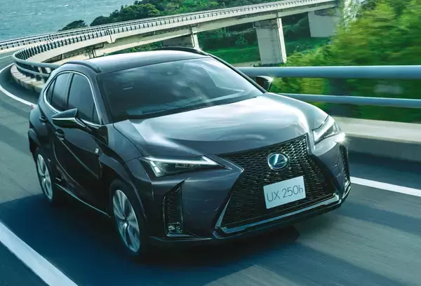 レクサス「UX」が一部改良で快適装備を強化。同時に特別仕様車「Ｆスポーツ スタイルブルー」と「エレガントブラック」を新設定