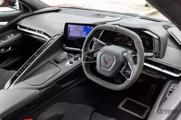 「【V8サウンド健在！】FR→ミッドシップへと進化した新型コルベットは、なにが変わったのか？【輸入車ニューモデル試乗】」の画像