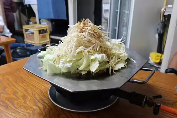 「太古より生き続けるカブトガニの脱皮殻をスケスケ写!?「三好秀昌のニッポン探訪・取材ウラ話　第19回〜カブトガニ」」の画像