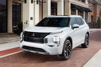 【新型登場間近】初代はしょうゆ顔だったのに今じゃダイナミックなソース顔!?　歴代アウトランダーのデザインを振り返る