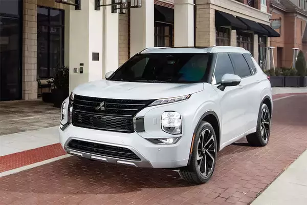 【新型登場間近】初代はしょうゆ顔だったのに今じゃダイナミックなソース顔!?　歴代アウトランダーのデザインを振り返る