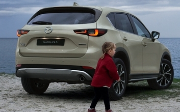 マツダCX-5の顔が変わった！　グリル内にライムグリーン？　改良モデルを欧州で発表