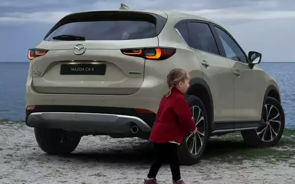 マツダCX-5の顔が変わった！　グリル内にライムグリーン？　改良モデルを欧州で発表