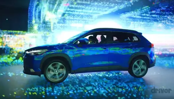 「【カローラ クロスのCM見た？】え!? 実車？ どうやって撮ってるの？ クルマ本体だけでなく、TVCMにも注目したい理由とは」の画像